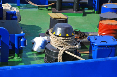 船弓与系泊齿轮象卷扬机和锚链链